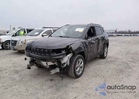 2024 Jeep Compass Latitude 4X4 z USA, uszkodzony, nr VIN 3C4NJDBN4RT122640